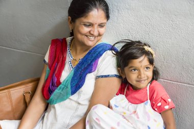 Belgesel yayın. Ashram'daki Sri Ramana Maharshi, Tiruvannamalai, Tamil Nadu, Hindistan - Mart yaklaşık, 2018. Kimliği belirsiz bir kadın ve maneviyat ashram meditasyon yapmak için katta oturan adam.