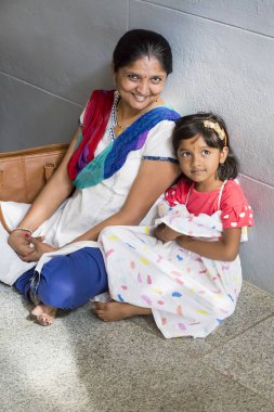 Belgesel yayın. Ashram'daki Sri Ramana Maharshi, Tiruvannamalai, Tamil Nadu, Hindistan - Mart yaklaşık, 2018. Kimliği belirsiz bir kadın ve maneviyat ashram meditasyon yapmak için katta oturan adam.