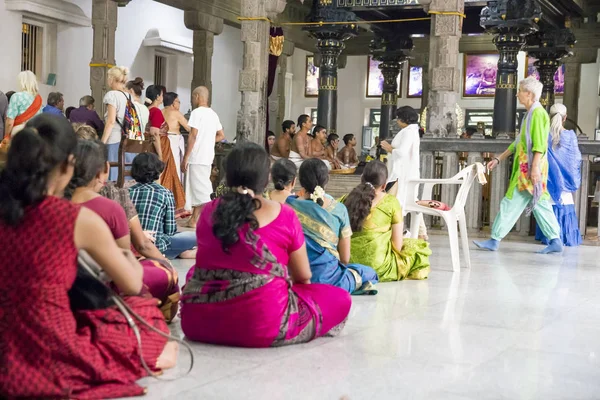 Editorial documental. Ashram of Sri Ramana Maharshi, Tiruvannamalai, Tamil Nadu, India - Marzo circa, 2018. Mujer y hombre no identificados sentados en el suelo del ashram, para meditar, espiritualidad . — Foto de Stock