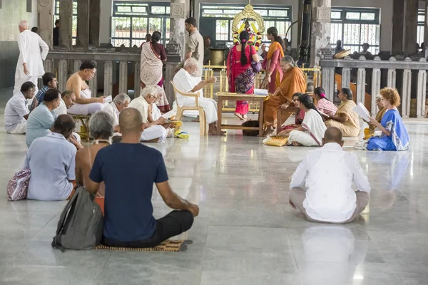 Editorial documental. Ashram of Sri Ramana Maharshi, Tiruvannamalai, Tamil Nadu, India - Marzo circa, 2018. Mujer y hombre no identificados sentados en el suelo del ashram, para meditar, espiritualidad . — Foto de Stock