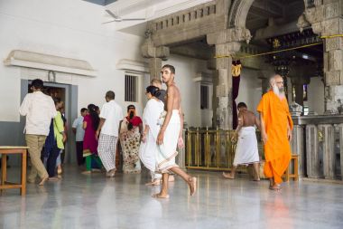 Belgesel yayın. Ashram'daki Sri Ramana Maharshi, Tiruvannamalai, Tamil Nadu, Hindistan - Mart yaklaşık, 2018. Kimliği belirsiz bir kadın ve adamın Ashram'da dönüm meditasyon yapmak için dua, maneviyat.
