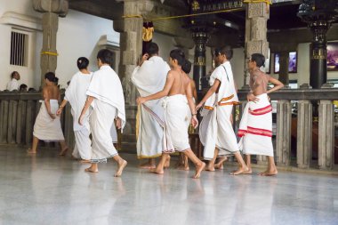 Belgesel yayın. Ashram'daki Sri Ramana Maharshi, Tiruvannamalai, Tamil Nadu, Hindistan - Mart yaklaşık, 2018. Kimliği belirsiz bir kadın ve adamın Ashram'da dönüm meditasyon yapmak için dua, maneviyat.