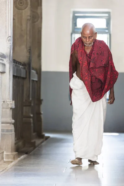 Editorial documental. Ashram of Sri Ramana Maharshi, Tiruvannamalai, Tamil Nadu, India - Marzo circa, 2018. Mujer y hombre no identificados girando en el ashram para meditar, orar, espiritualidad . — Foto de Stock