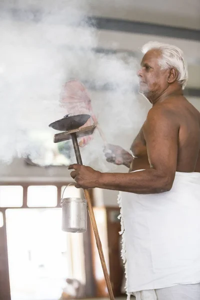 Editorial documental. Ashram of Sri Ramana Maharshi, Tiruvannamalai, Tamil Nadu, India - Marzo circa, 2018. Mujer y hombre no identificados girando en el ashram para meditar, orar, espiritualidad . — Foto de Stock