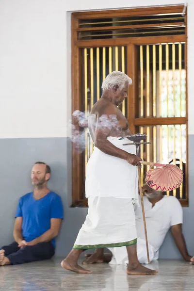 Editorial documental. Ashram of Sri Ramana Maharshi, Tiruvannamalai, Tamil Nadu, India - Marzo circa, 2018. Mujer y hombre no identificados girando en el ashram para meditar, orar, espiritualidad . — Foto de Stock