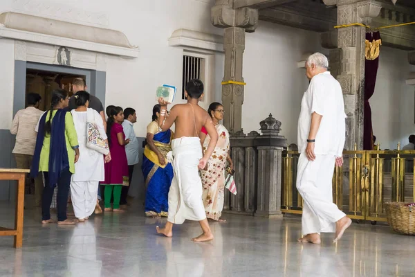 Editorial documental. Ashram of Sri Ramana Maharshi, Tiruvannamalai, Tamil Nadu, India - Marzo circa, 2018. Mujer y hombre no identificados girando en el ashram para meditar, orar, espiritualidad . — Foto de Stock
