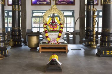 Belgesel yayın. Ashram'daki Sri Ramana Maharshi, Tiruvannamalai, Tamil Nadu, Hindistan - Mart yaklaşık, 2018. Kimliği belirsiz bir kadın ve erkek, meditasyon yapmak için ashram törenle dua, maneviyat.