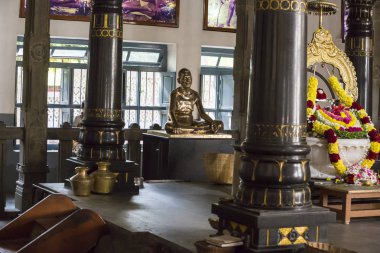 Belgesel yayın. Ashram'daki Sri Ramana Maharshi, Tiruvannamalai, Tamil Nadu, Hindistan - Mart yaklaşık, 2018. Kimliği belirsiz bir kadın ve erkek, meditasyon yapmak için ashram törenle dua, maneviyat.