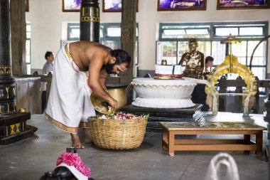 Belgesel yayın. Ashram'daki Sri Ramana Maharshi, Tiruvannamalai, Tamil Nadu, Hindistan - Mart yaklaşık, 2018. Kimliği belirsiz bir kadın ve erkek, meditasyon yapmak için ashram törenle dua, maneviyat.