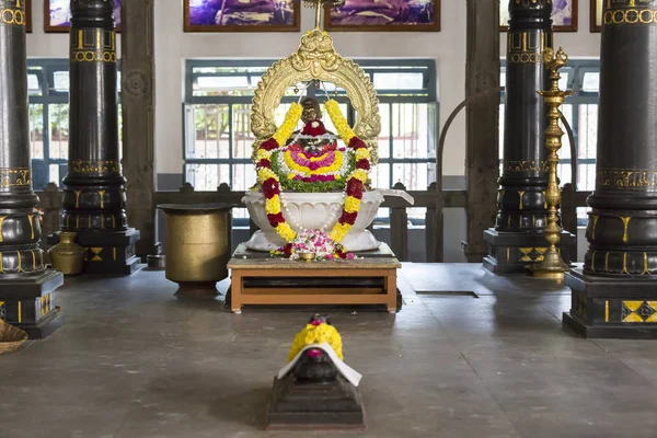 Editorial documental. Ashram of Sri Ramana Maharshi, Tiruvannamalai, Tamil Nadu, India - Marzo circa, 2018. Mujer y hombre no identificados, ceremonia en el ashram para meditar, orar, espiritualidad . —  Fotos de Stock