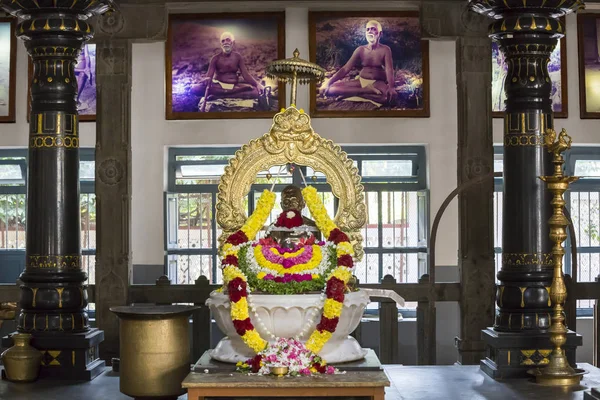 Editoriale documentario. Ashram di Sri Ramana Maharshi, Tiruvannamalai, Tamil Nadu, India - Marzo circa, 2018. Donna e uomo non identificati, cerimonia nell'ashram per meditare, pregare, spiritualità . — Foto Stock
