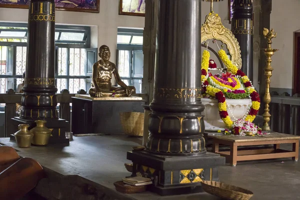 Éditorial documentaire. Ashram de Sri Ramana Maharshi, Tiruvannamalai, Tamil Nadu, Inde - vers mars 2018. Femme et homme non identifiés, cérémonie dans l'ashram pour méditer, prier, spiritualité . — Photo