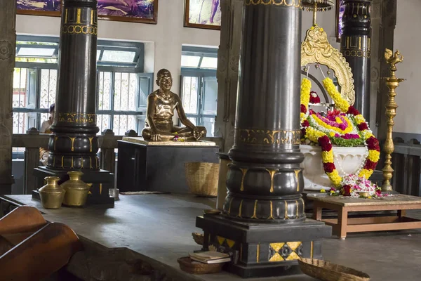 Editorial documental. Ashram of Sri Ramana Maharshi, Tiruvannamalai, Tamil Nadu, India - Marzo circa, 2018. Mujer y hombre no identificados, ceremonia en el ashram para meditar, orar, espiritualidad . — Foto de Stock