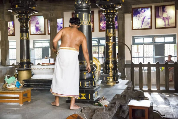 Film dokumentalny redakcji. Aszramu Sri Ramana Maharshi, Tiruvannamalai, Tamil Nadu, Indie - marca około 2018. Niezidentyfikowana kobieta i mężczyzna, ceremonii w aśramie do medytacji, modlitwy, duchowości. — Zdjęcie stockowe