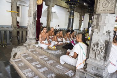 Belgesel yayın. Ashram'daki Sri Ramana Maharshi, Tiruvannamalai, Tamil Nadu, Hindistan - Mart yaklaşık, 2018. Kimliği belirsiz bir kadın ve erkek, meditasyon yapmak için ashram törenle dua, maneviyat.