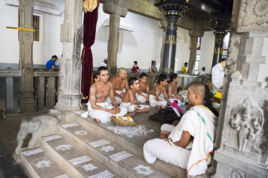 Belgesel yayın. Ashram'daki Sri Ramana Maharshi, Tiruvannamalai, Tamil Nadu, Hindistan - Mart yaklaşık, 2018. Kimliği belirsiz bir kadın ve erkek, meditasyon yapmak için ashram törenle dua, maneviyat.