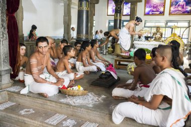 Belgesel yayın. Ashram'daki Sri Ramana Maharshi, Tiruvannamalai, Tamil Nadu, Hindistan - Mart yaklaşık, 2018. Kimliği belirsiz bir kadın ve erkek, meditasyon yapmak için ashram törenle dua, maneviyat.