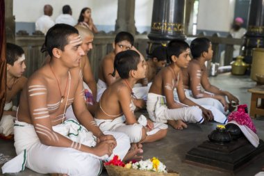 Belgesel yayın. Ashram'daki Sri Ramana Maharshi, Tiruvannamalai, Tamil Nadu, Hindistan - Mart yaklaşık, 2018. Kimliği belirsiz bir kadın ve erkek, meditasyon yapmak için ashram törenle dua, maneviyat.