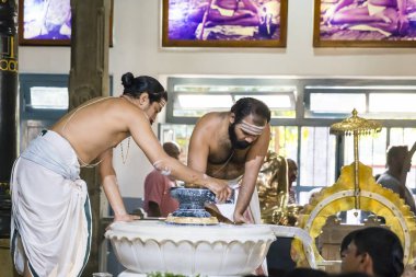 Belgesel yayın. Ashram'daki Sri Ramana Maharshi, Tiruvannamalai, Tamil Nadu, Hindistan - Mart yaklaşık, 2018. Kimliği belirsiz bir kadın ve erkek, meditasyon yapmak için ashram törenle dua, maneviyat.