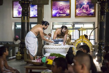 Belgesel yayın. Ashram'daki Sri Ramana Maharshi, Tiruvannamalai, Tamil Nadu, Hindistan - Mart yaklaşık, 2018. Kimliği belirsiz bir kadın ve erkek, meditasyon yapmak için ashram törenle dua, maneviyat.