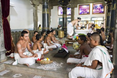 Belgesel yayın. Ashram'daki Sri Ramana Maharshi, Tiruvannamalai, Tamil Nadu, Hindistan - Mart yaklaşık, 2018. Kimliği belirsiz bir kadın ve erkek, meditasyon yapmak için ashram törenle dua, maneviyat.