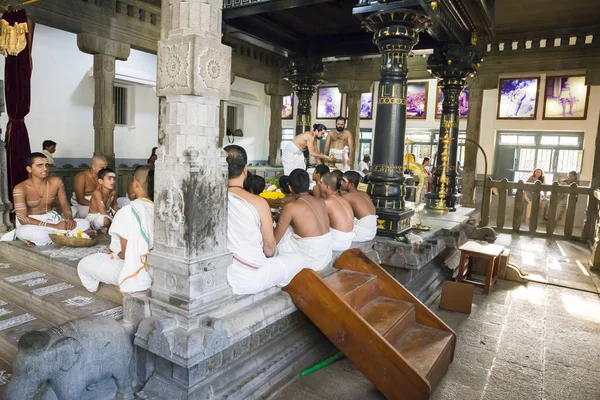 Editorial documental. Ashram of Sri Ramana Maharshi, Tiruvannamalai, Tamil Nadu, India - Marzo circa, 2018. Mujer y hombre no identificados, ceremonia en el ashram para meditar, orar, espiritualidad . —  Fotos de Stock