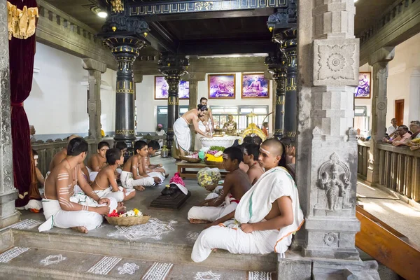 Editorial documental. Ashram of Sri Ramana Maharshi, Tiruvannamalai, Tamil Nadu, India - Marzo circa, 2018. Mujer y hombre no identificados, ceremonia en el ashram para meditar, orar, espiritualidad . —  Fotos de Stock