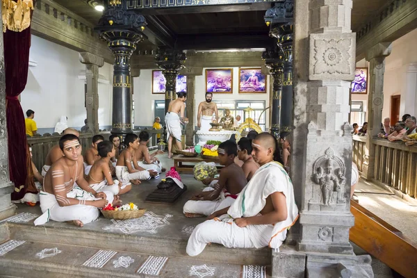 Editorial documental. Ashram of Sri Ramana Maharshi, Tiruvannamalai, Tamil Nadu, India - Marzo circa, 2018. Mujer y hombre no identificados, ceremonia en el ashram para meditar, orar, espiritualidad . — Foto de Stock