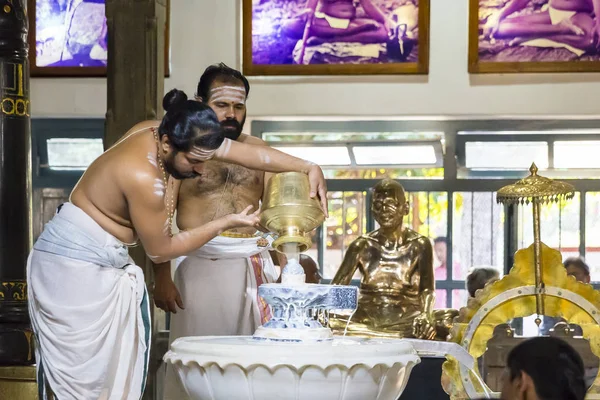 Editorial documental. Ashram of Sri Ramana Maharshi, Tiruvannamalai, Tamil Nadu, India - Marzo circa, 2018. Mujer y hombre no identificados, ceremonia en el ashram para meditar, orar, espiritualidad . — Foto de Stock