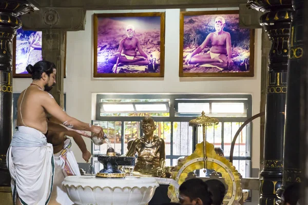 Editorial documental. Ashram of Sri Ramana Maharshi, Tiruvannamalai, Tamil Nadu, India - Marzo circa, 2018. Mujer y hombre no identificados, ceremonia en el ashram para meditar, orar, espiritualidad . —  Fotos de Stock