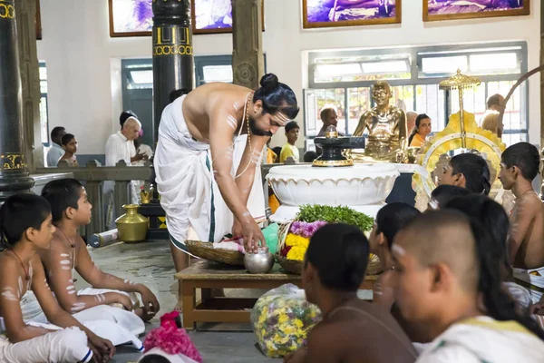 Editorial documental. Ashram of Sri Ramana Maharshi, Tiruvannamalai, Tamil Nadu, India - Marzo circa, 2018. Mujer y hombre no identificados, ceremonia en el ashram para meditar, orar, espiritualidad . — Foto de Stock