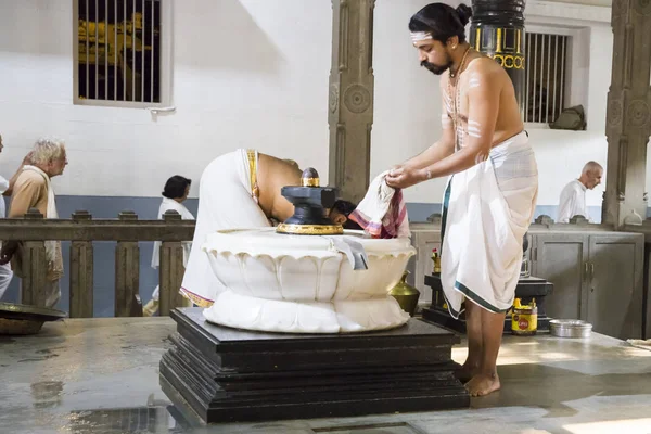 Editorial documental. Ashram of Sri Ramana Maharshi, Tiruvannamalai, Tamil Nadu, India - Marzo circa, 2018. Mujer y hombre no identificados, ceremonia en el ashram para meditar, orar, espiritualidad . — Foto de Stock