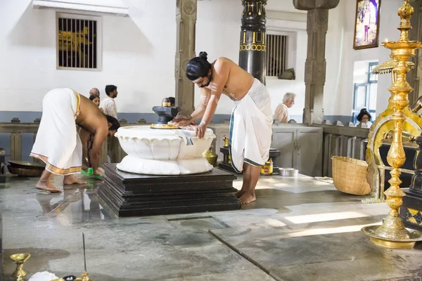 Editorial documental. Ashram of Sri Ramana Maharshi, Tiruvannamalai, Tamil Nadu, India - Marzo circa, 2018. Mujer y hombre no identificados, ceremonia en el ashram para meditar, orar, espiritualidad . — Foto de Stock