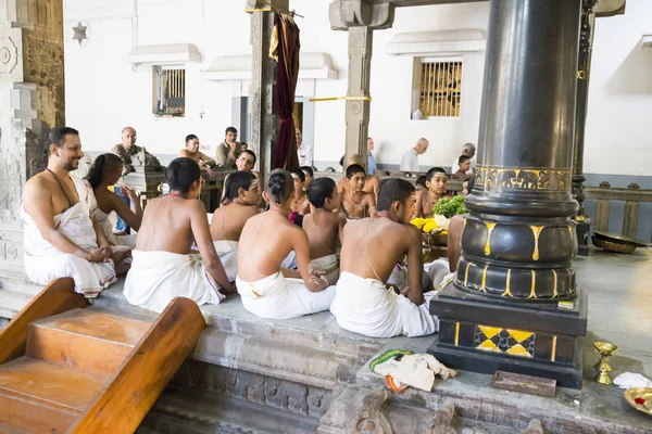 Film dokumentalny redakcji. Aszramu Sri Ramana Maharshi, Tiruvannamalai, Tamil Nadu, Indie - marca około 2018. Niezidentyfikowana kobieta i mężczyzna, ceremonii w aśramie do medytacji, modlitwy, duchowości. — Zdjęcie stockowe
