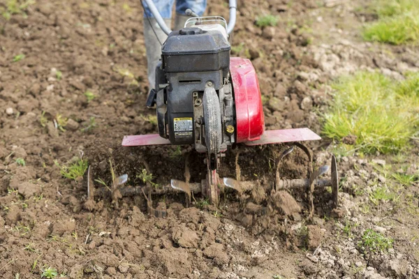 Agricultor senior jardinero que trabaja en el jardín con rototiller, tractor timón, cutivator, máquina de hirviendo — Foto de Stock