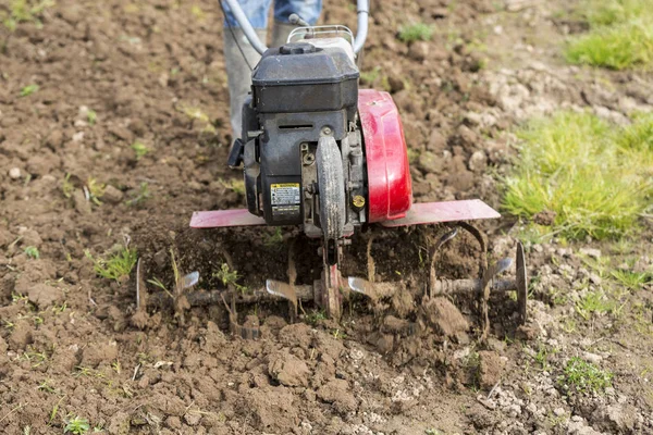 Giardiniere agricoltore senior che lavora in giardino con rototiller, trattore, cutivatore, miiling machine — Foto Stock