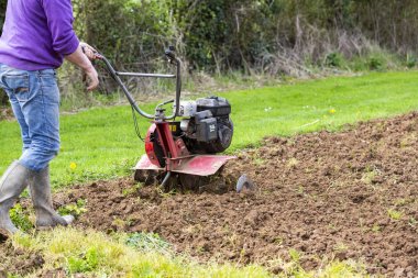 üst düzey çiftçi bahçıvan Bahçe Rototil, yeke traktör, cutivator, miiling makine ile çalışma
