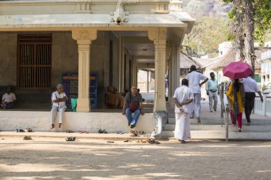 Belgesel yayın. Ashram'daki Sri Ramana Maharshi, Tiruvannamalai, Tamil Nadu, Hindistan - Mart yaklaşık, 2018. Kimliği belirsiz bir kadın ve adam ve ashram alan çocuklarda meditasyon yapmak için dua, maneviyat.