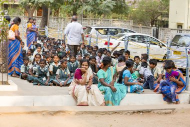 Belgesel yayın. Ashram'daki Sri Ramana Maharshi, Tiruvannamalai, Tamil Nadu, Hindistan - Mart yaklaşık, 2018. Kimliği belirsiz bir kadın ve adam ve ashram alan çocuklarda meditasyon yapmak için dua, maneviyat.