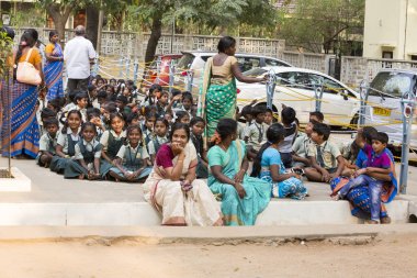 Belgesel yayın. Ashram'daki Sri Ramana Maharshi, Tiruvannamalai, Tamil Nadu, Hindistan - Mart yaklaşık, 2018. Kimliği belirsiz bir kadın ve adam ve ashram alan çocuklarda meditasyon yapmak için dua, maneviyat.