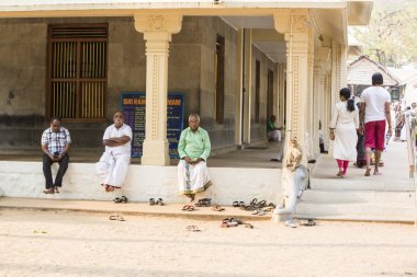 Belgesel yayın. Ashram'daki Sri Ramana Maharshi, Tiruvannamalai, Tamil Nadu, Hindistan - Mart yaklaşık, 2018. Kimliği belirsiz bir kadın ve adam ve ashram alan çocuklarda meditasyon yapmak için dua, maneviyat.