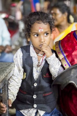 Belgesel yayın. Ashram'daki Sri Ramana Maharshi, Tiruvannamalai, Tamil Nadu, Hindistan - Mart yaklaşık, 2018. Kimliği belirsiz bir kadın ve adam ve ashram alan çocuklarda meditasyon yapmak için dua, maneviyat.