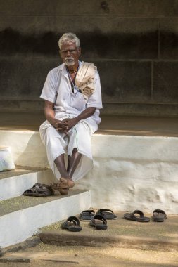 Belgesel yayın. Ashram'daki Sri Ramana Maharshi, Tiruvannamalai, Tamil Nadu, Hindistan - Mart yaklaşık, 2018. Kimliği belirsiz bir kadın ve adam ve ashram alan çocuklarda meditasyon yapmak için dua, maneviyat.