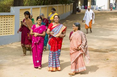 Belgesel yayın. Ashram'daki Sri Ramana Maharshi, Tiruvannamalai, Tamil Nadu, Hindistan - Mart yaklaşık, 2018. Kimliği belirsiz bir kadın ve adam ve ashram alan çocuklarda meditasyon yapmak için dua, maneviyat.