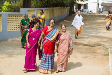 Belgesel yayın. Ashram'daki Sri Ramana Maharshi, Tiruvannamalai, Tamil Nadu, Hindistan - Mart yaklaşık, 2018. Kimliği belirsiz bir kadın ve adam ve ashram alan çocuklarda meditasyon yapmak için dua, maneviyat.