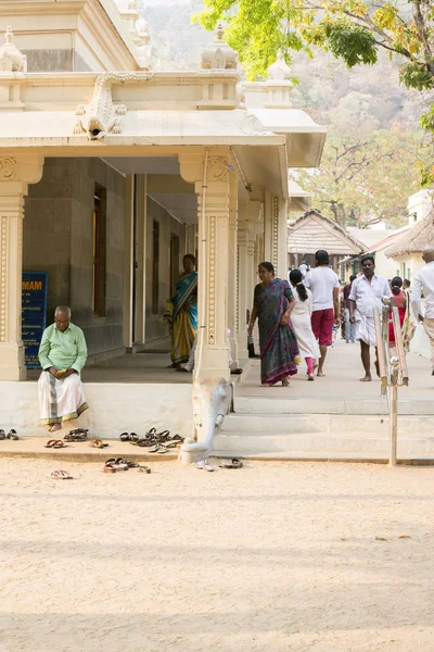 Belgesel yayın. Ashram'daki Sri Ramana Maharshi, Tiruvannamalai, Tamil Nadu, Hindistan - Mart yaklaşık, 2018. Kimliği belirsiz bir kadın ve adam ve ashram alan çocuklarda meditasyon yapmak için dua, maneviyat. — Stok fotoğraf