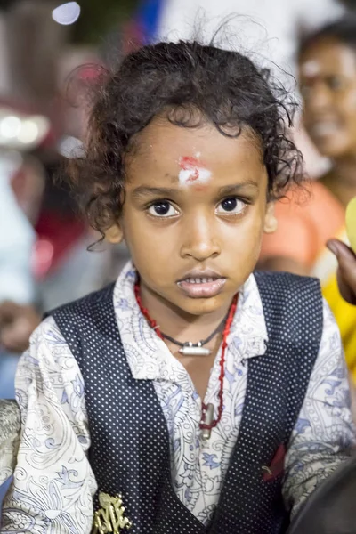 纪录片社论。斯里兰卡拉玛纳拉玛纳·马哈什, Tiruvannamalai, 印度-3月大约2018。不明身份的妇女和男子和儿童在修行区冥想, 祈祷, 灵性. — 图库照片