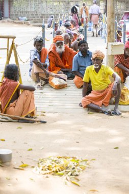 Belgesel yayın. Ashram'daki Sri Ramana Maharshi, Tiruvannamalai, Tamil Nadu, Hindistan - Mart yaklaşık, 2018. Kimliği belirsiz bir kadın ve adam ve ashram alan çocuklarda meditasyon yapmak için dua, maneviyat.