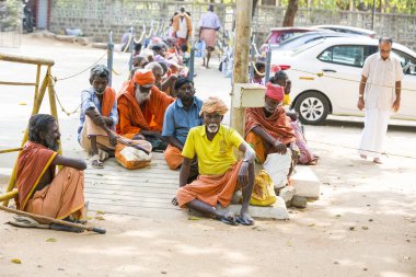 Belgesel yayın. Ashram'daki Sri Ramana Maharshi, Tiruvannamalai, Tamil Nadu, Hindistan - Mart yaklaşık, 2018. Kimliği belirsiz bir kadın ve adam ve ashram alan çocuklarda meditasyon yapmak için dua, maneviyat.