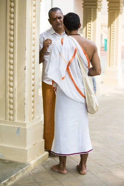 Film dokumentalny redakcji. Aszramu Sri Ramana Maharshi, Tiruvannamalai, Tamil Nadu, Indie - marca około 2018. Niezidentyfikowana kobieta i mężczyzna i dzieci na terenie Aśramu do medytacji, modlitwy, duchowości. — Zdjęcie stockowe